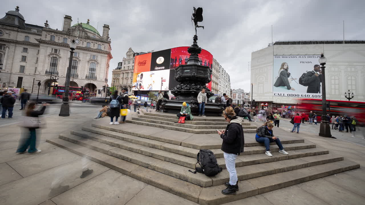 el timelapse del ojo de pez fue filmado frente a la estatua de eros, en el circo picadilly, londres.