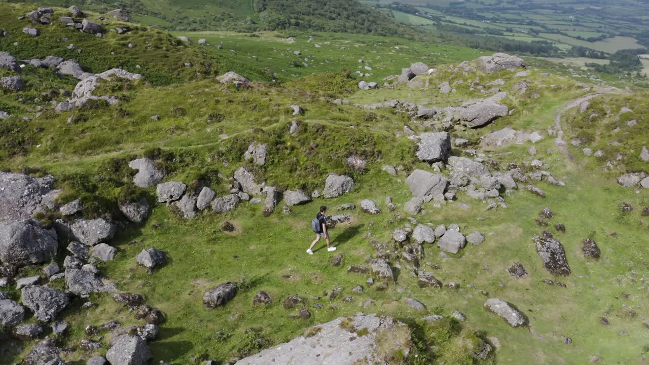 drone se cierne sobre un excursionista en la ruta de senderismo de la montaña-1