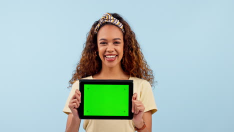mujer, tableta de pantalla verde