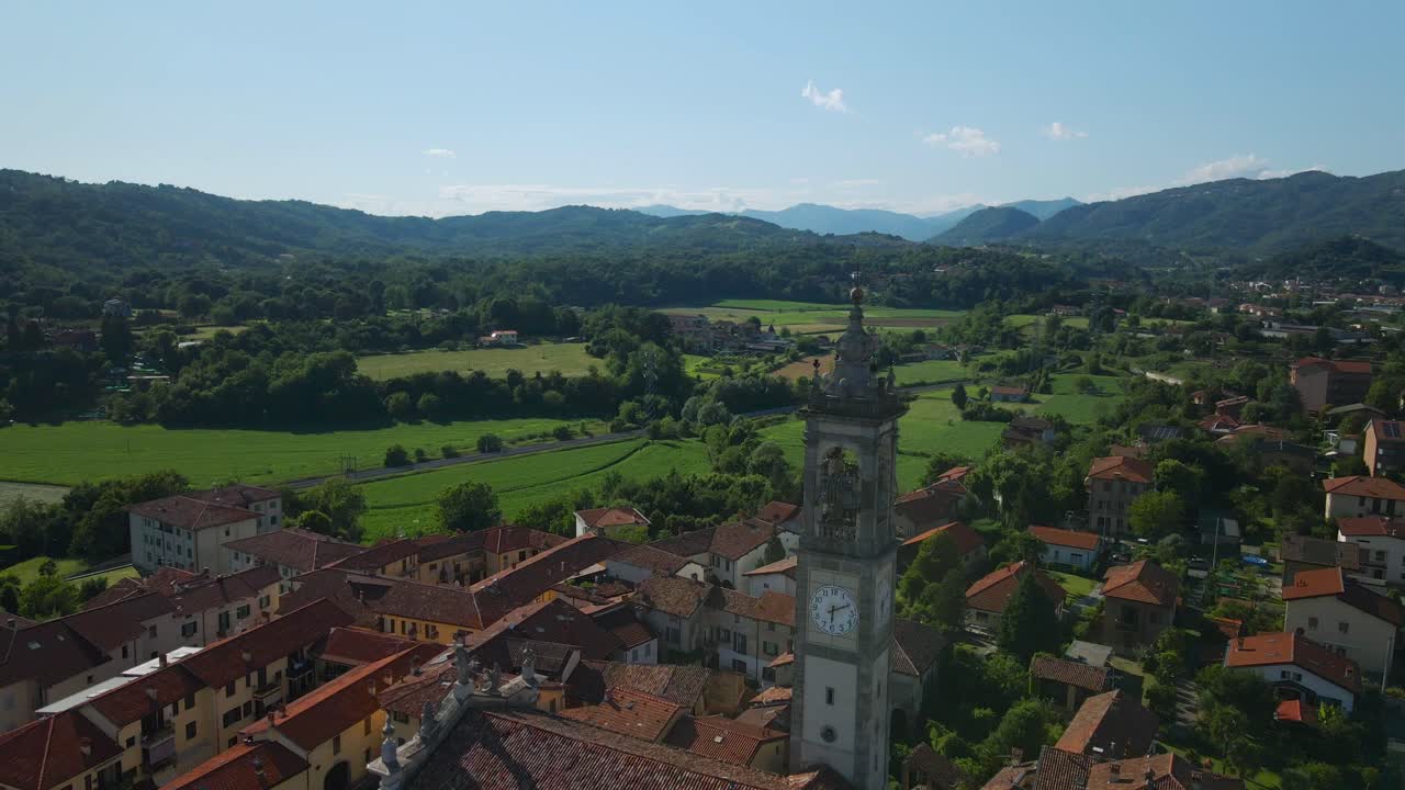 campanario de pagnano, un pintoresco pueblo italiano antiguo, pequeño pueblo ubicado en lombardía, bérgamo