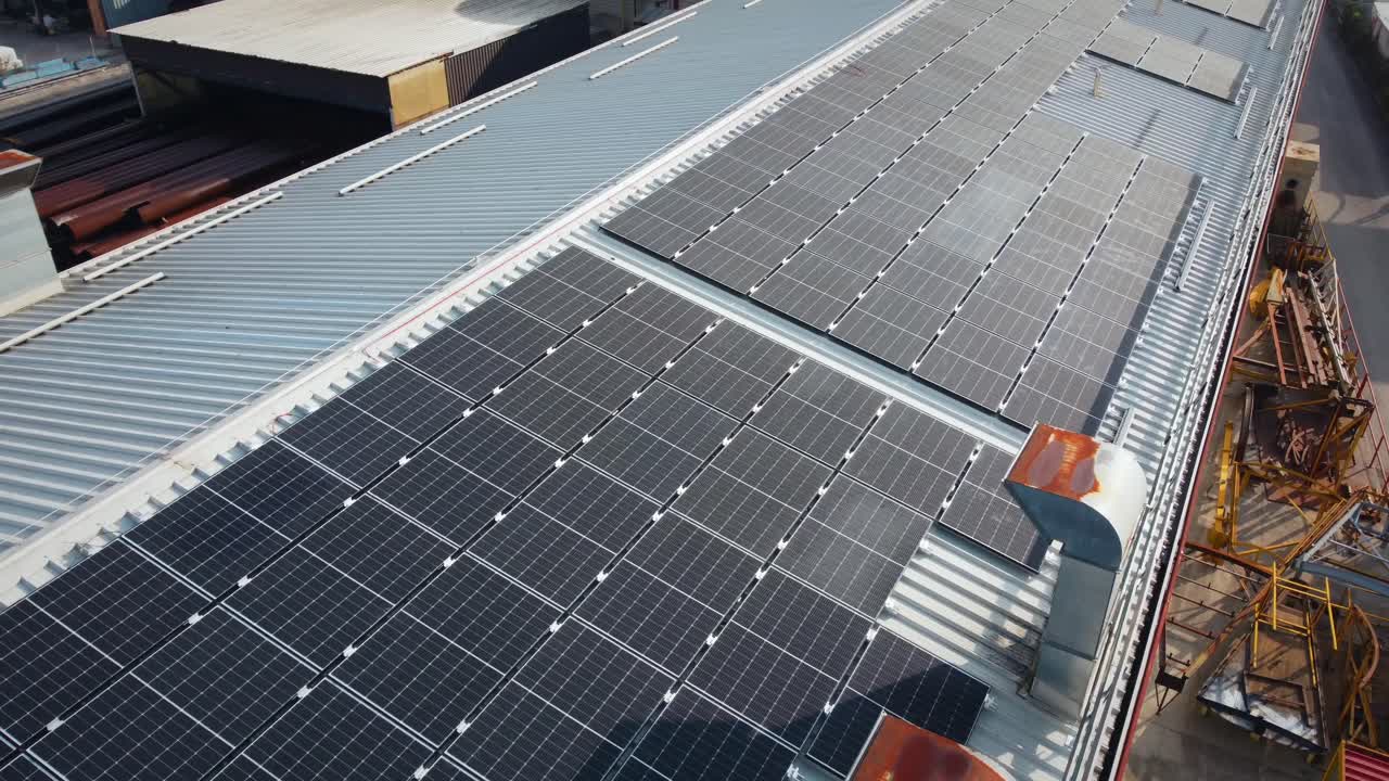 conjunto de paneles solares en la parte superior del edificio industrial, sistema de energía renovable