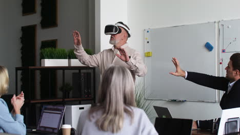 Hombre-Mayor-Usando-Gafas-Virtuales