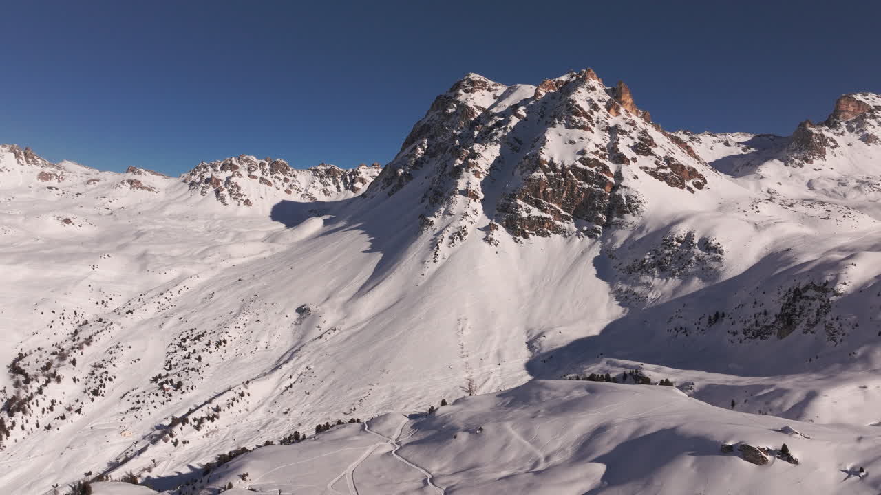 Ripresa aerea con drone delle montagne intorno all'Hotel Weisshorn, Svizzera. Iconico hotel alpino che offre paesaggi montani mozzafiato per viaggi, turismo e filmati stock cinematografici.
