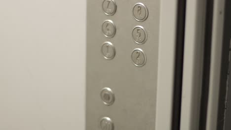 panel de control del ascensor con botones en el suelo, primer plano