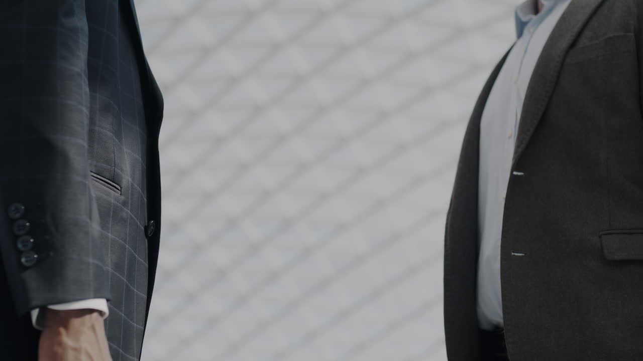 Un apretón de manos de negocios.