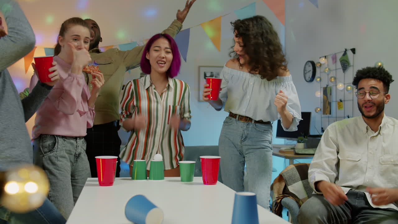 친구 들 이 파티 에서 재미 를 느끼고 있다