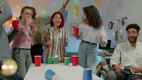 amigos divirtiéndose en una fiesta