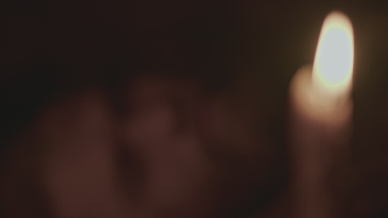 la luz de las velas en la oscuridad