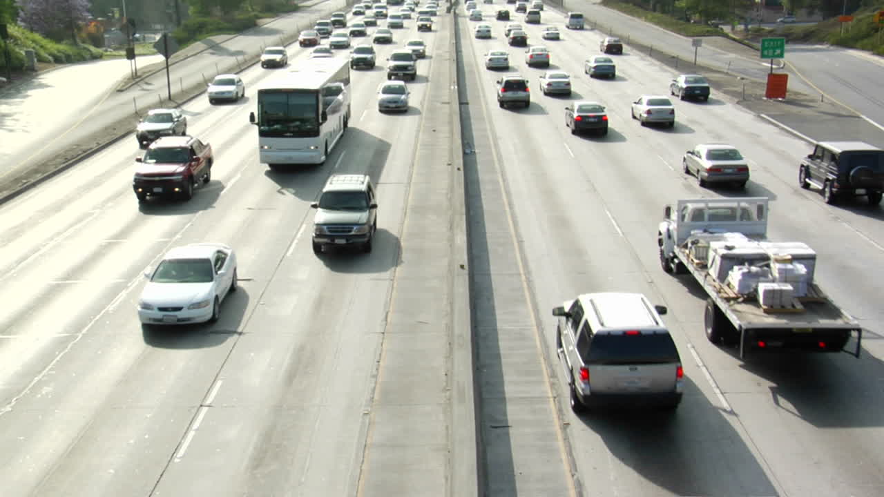 교통은 로스앤젤레스 18의 바쁜 고속도로를 따라 천천히 움직입니다.