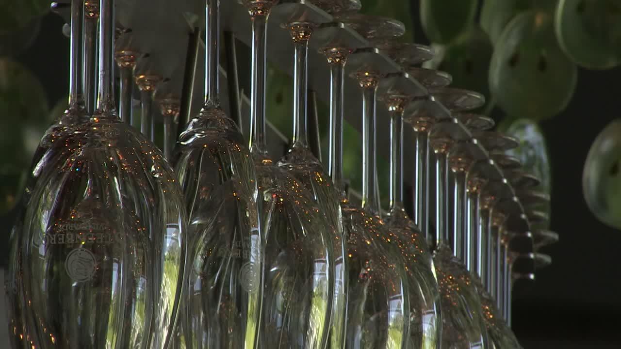 와인 바 에 있는 와인 과  ⁇ 페인 컵