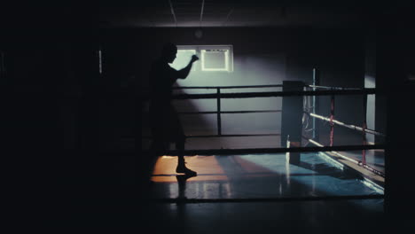 sesión de entrenamiento de boxeo en un gimnasio oscuro