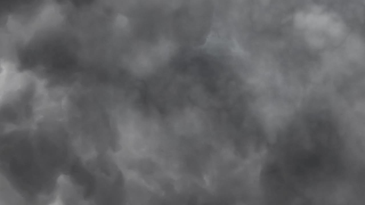 어고 위협적인 구름 속의 폭풍