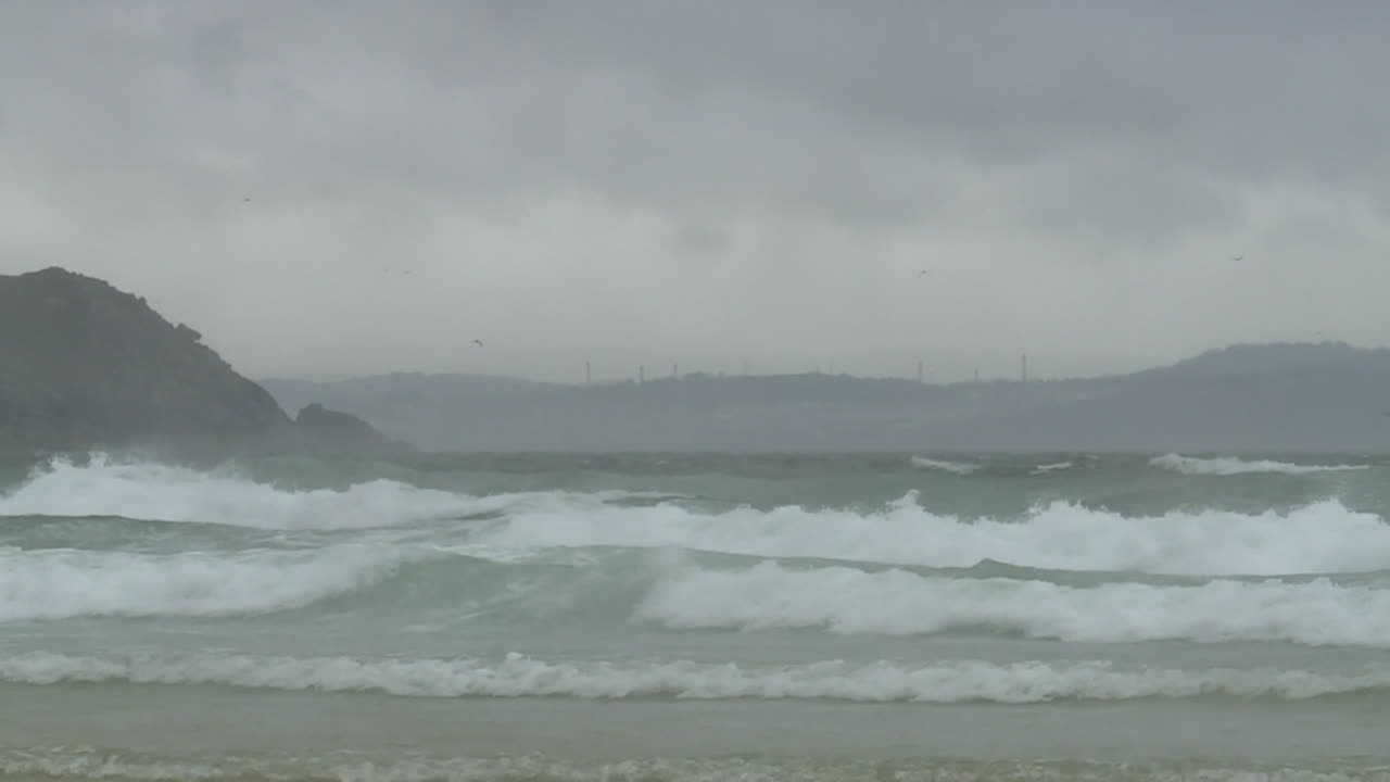 폭풍우가 불어오는 해변 장면