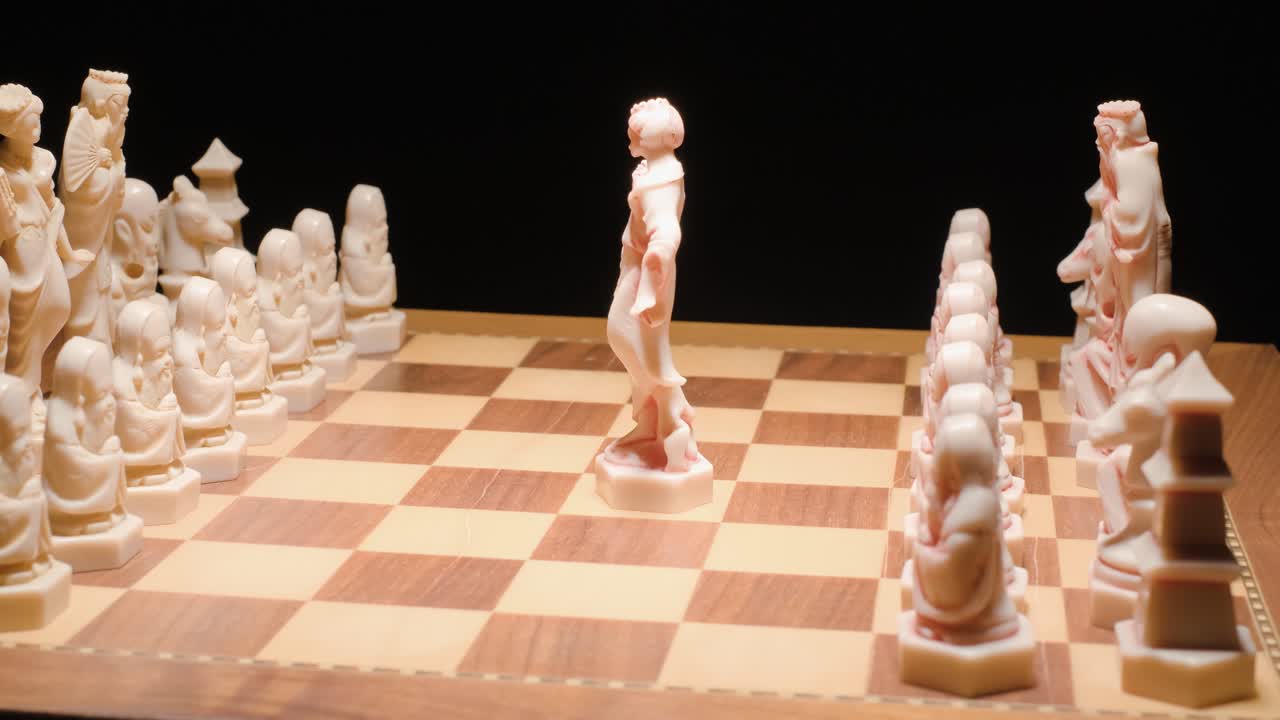Skakbrikker på et skakbræt, med konceptuelt kinesisk tema, sporingsoptagelse med rotation.