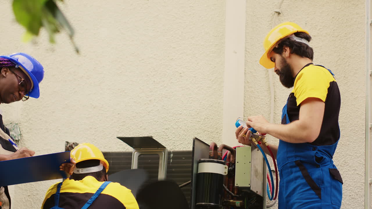 Team, der arbejder med manifoldmålere