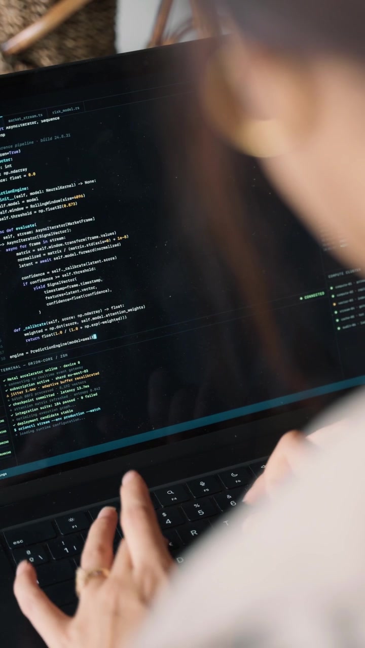 Sviluppatore software che scrive codice su laptop.