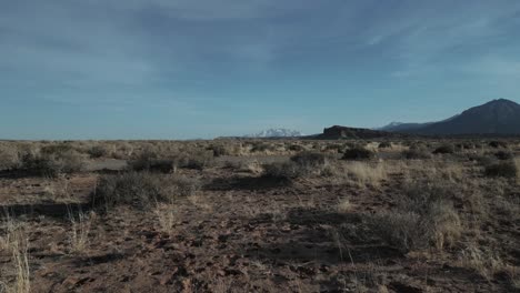 Rasante-Fahrt-über-Boden,-Trockenes-Gebiet-Mit-Spärlicher-Vegetation-Utah,-USA