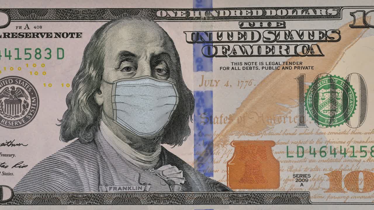 의사의 마스크를 입은 벤자민 프랭클린은 1달러 지폐를 쳐다보며 찬사를 표합니다.