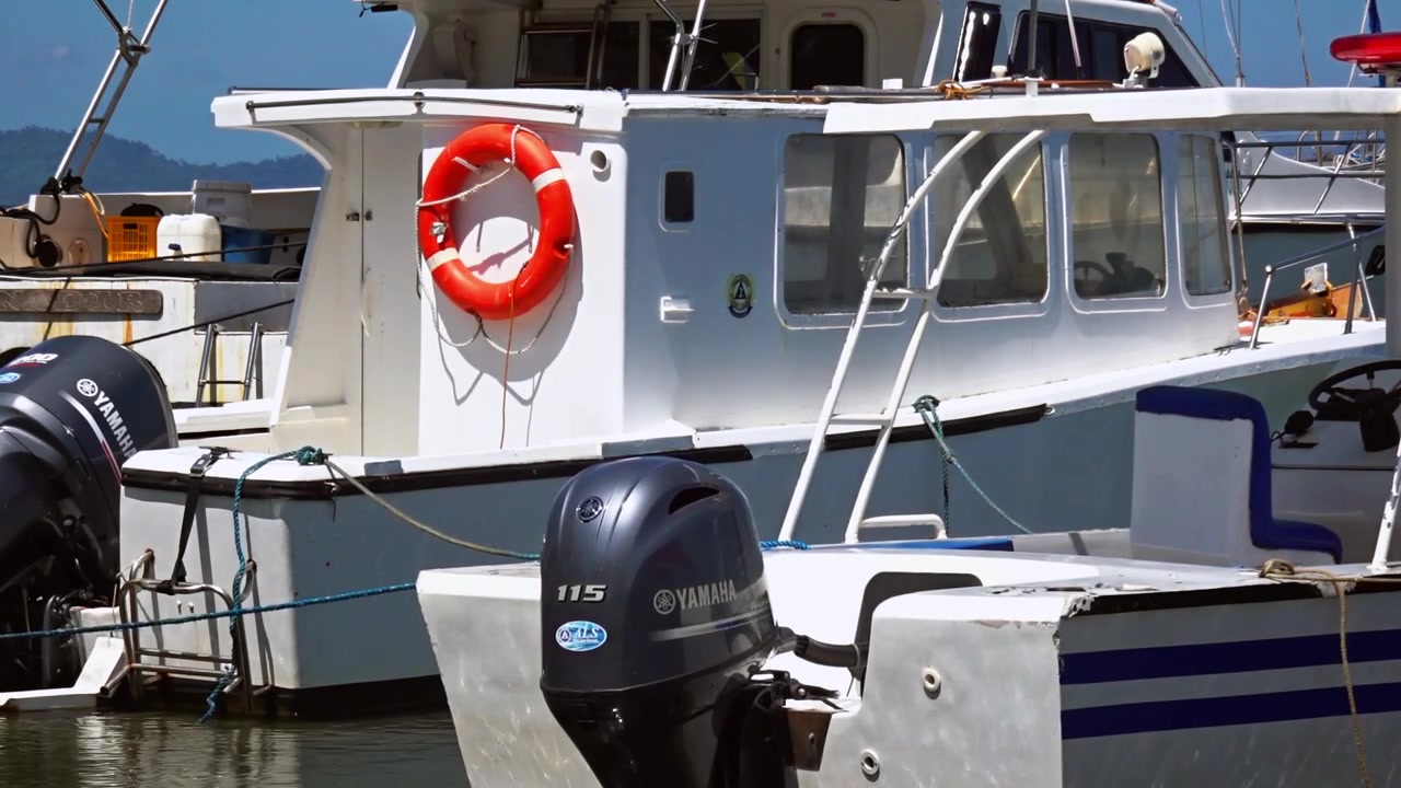 Diverse imbarcazioni, barche e yacht ormeggiate a Surigao City, Filippine.