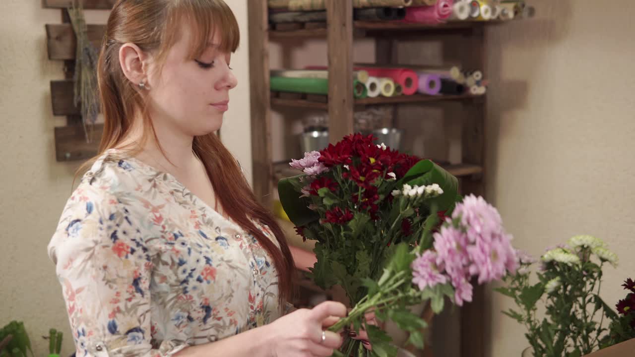 꽃 가게 에서 꽃 을 정리 하는 여자