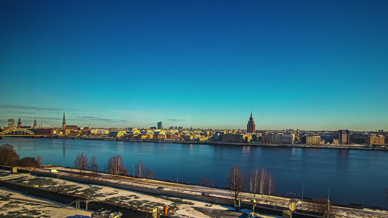 ciudad de riga y río daugava durante el amanecer dorado, fusión de 24 horas de lapso de tiempo