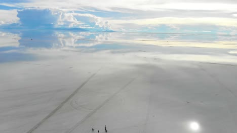 Antena-De-Personas-Reunidas-En-El-Lago-Del-Salar-De-Uyuni-Con-Reflejos-Perfectos-En-Bolivia