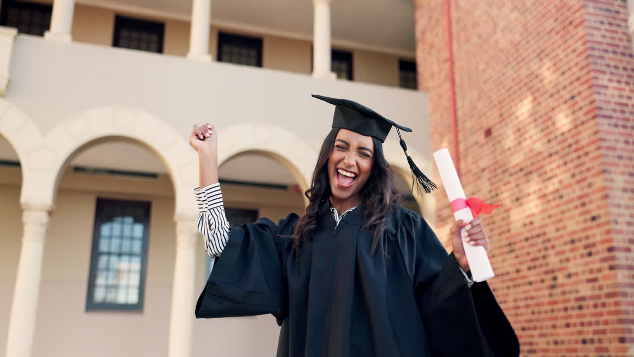 mujer feliz, estudiante y graduación en la celebración