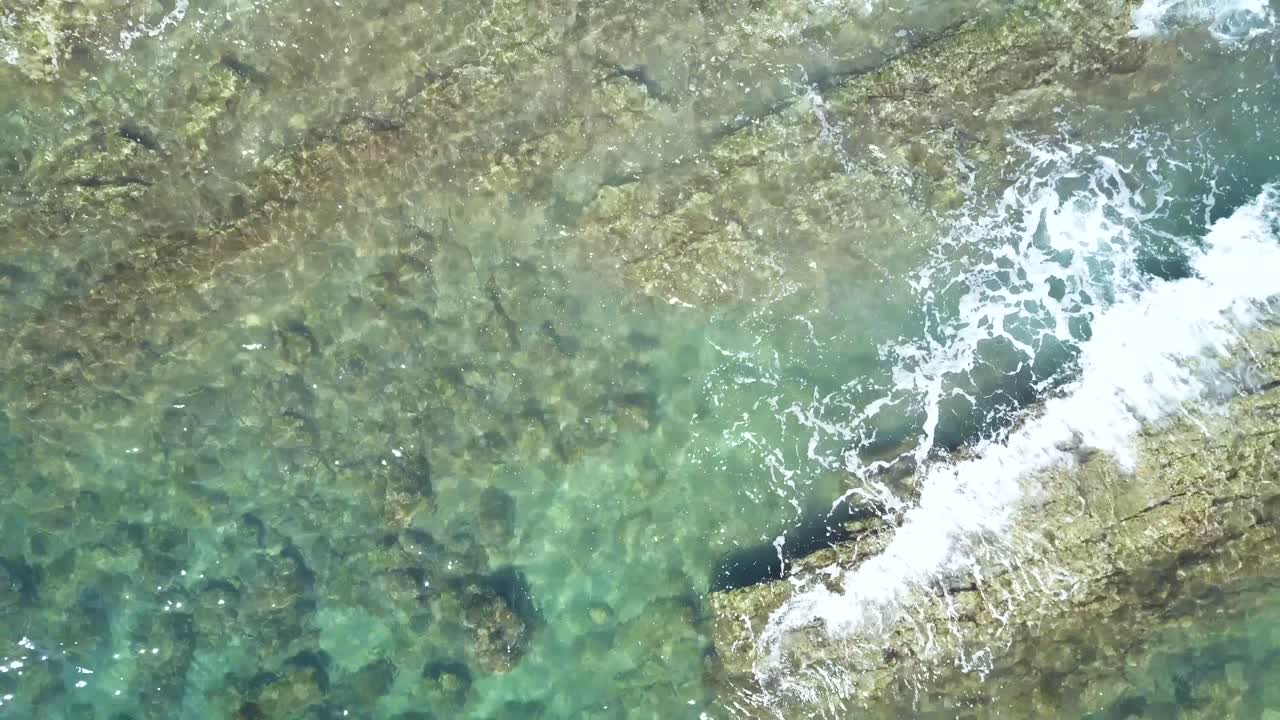 paisaje oceánico, piscinas de mareas rocosas con hermosas aguas turquesas del océano - vista aérea de drones