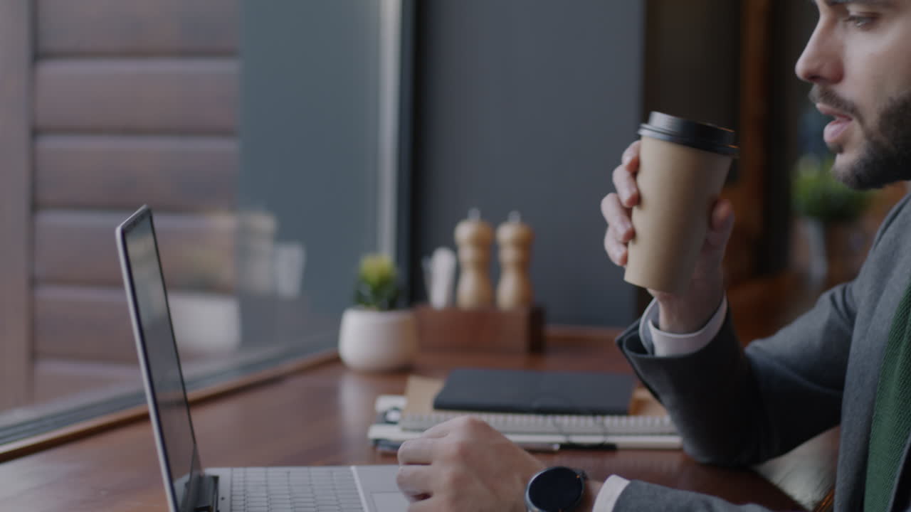 Empresário trabalhando em um café