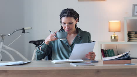 mujer negra especialista en recursos humanos escribiendo informes