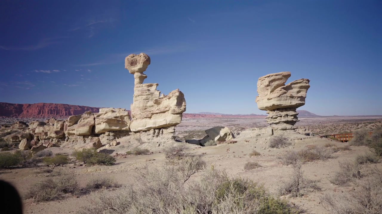 Turistas en una plataforma de observación contemplando las espectaculares formaciones rocosas erosionadas en el Parque Provincial Ischigualasto, Argentina, también conocido como el Valle de la Luna.