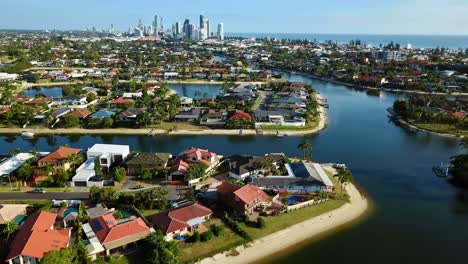 Vista-Panorámica-Desde-Arriba-De-La-Ciudad-Costera-Del-Paraíso-De-Los-Surfistas