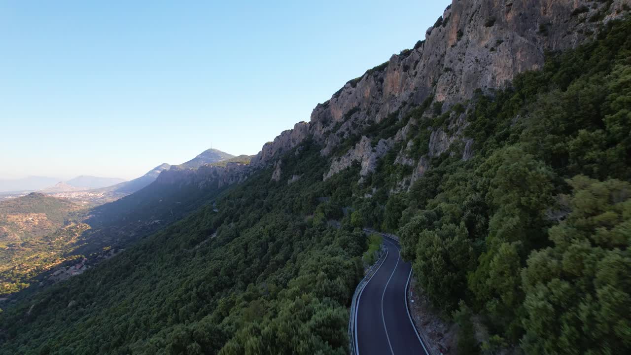 산꼭대기 를 따라 이어지는 도로 를 날아다니는 것
