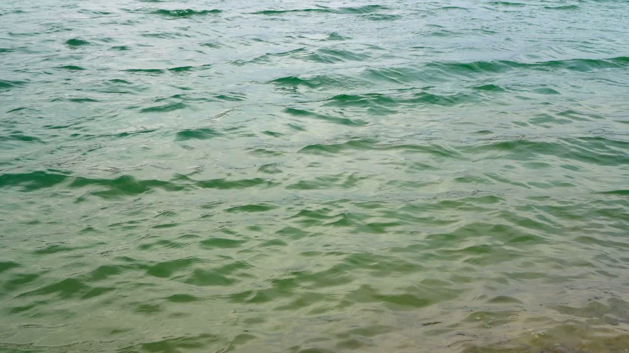 agua azul pura en la piscina con reflejos de luz 02