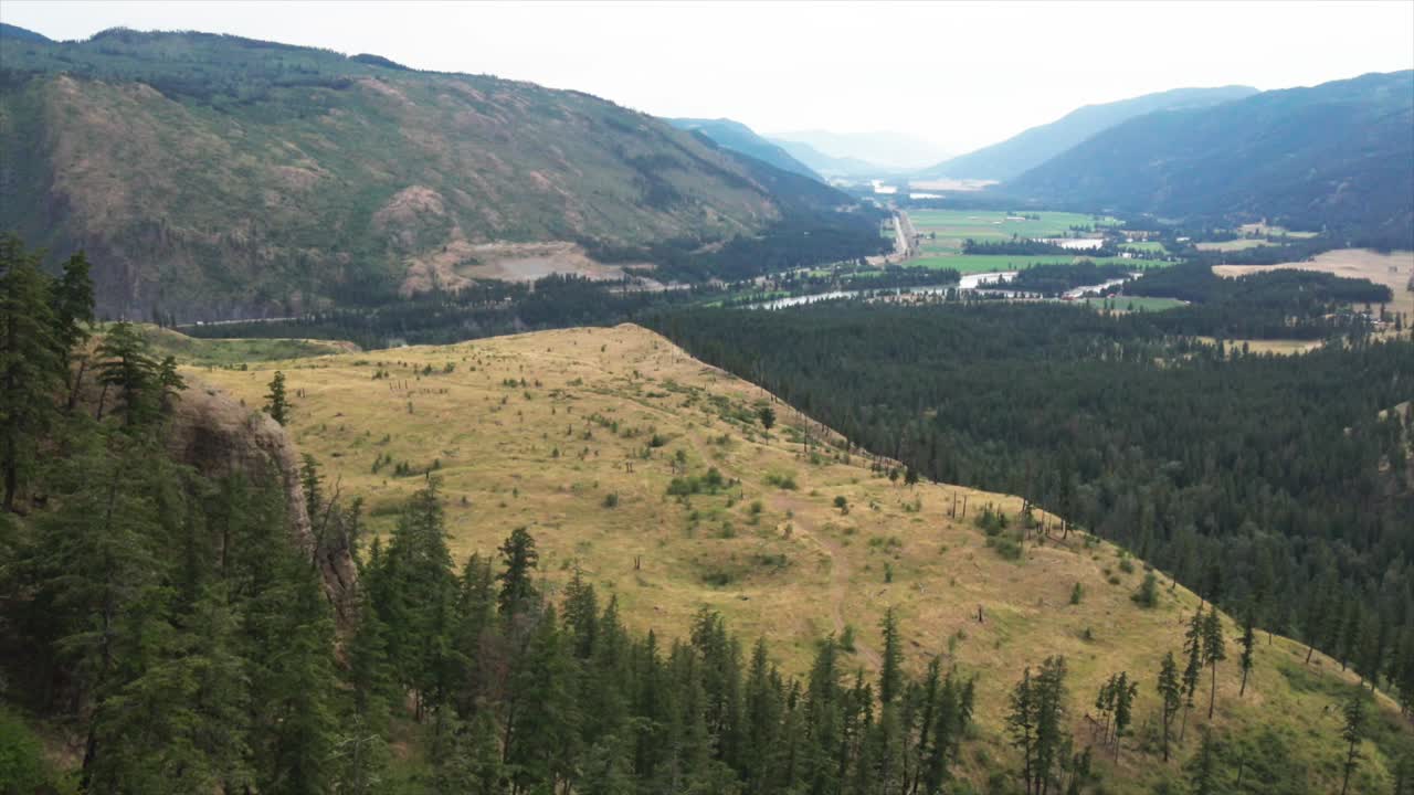 vista aérea escénica volando hacia el sur del valle del río thompson rodeado de acantilados rocosos y bosques de hoja perenne cerca de kamloops bc canadá