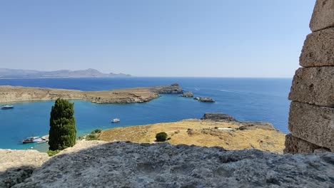 schöne aussicht von den überresten der verteidigungsmauern auf die bucht