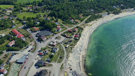 Ruhige-Küstenstadt-Byxelkrok,-Öland,-Schweden---Luftaufnahme