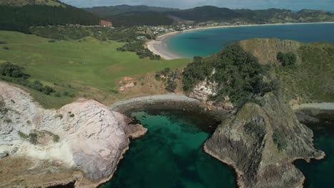 vuelo cinematográfico sobre las montañas que revela la impresionante bahía de opito