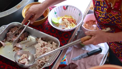 cooking noodles at khlong lat mayom market