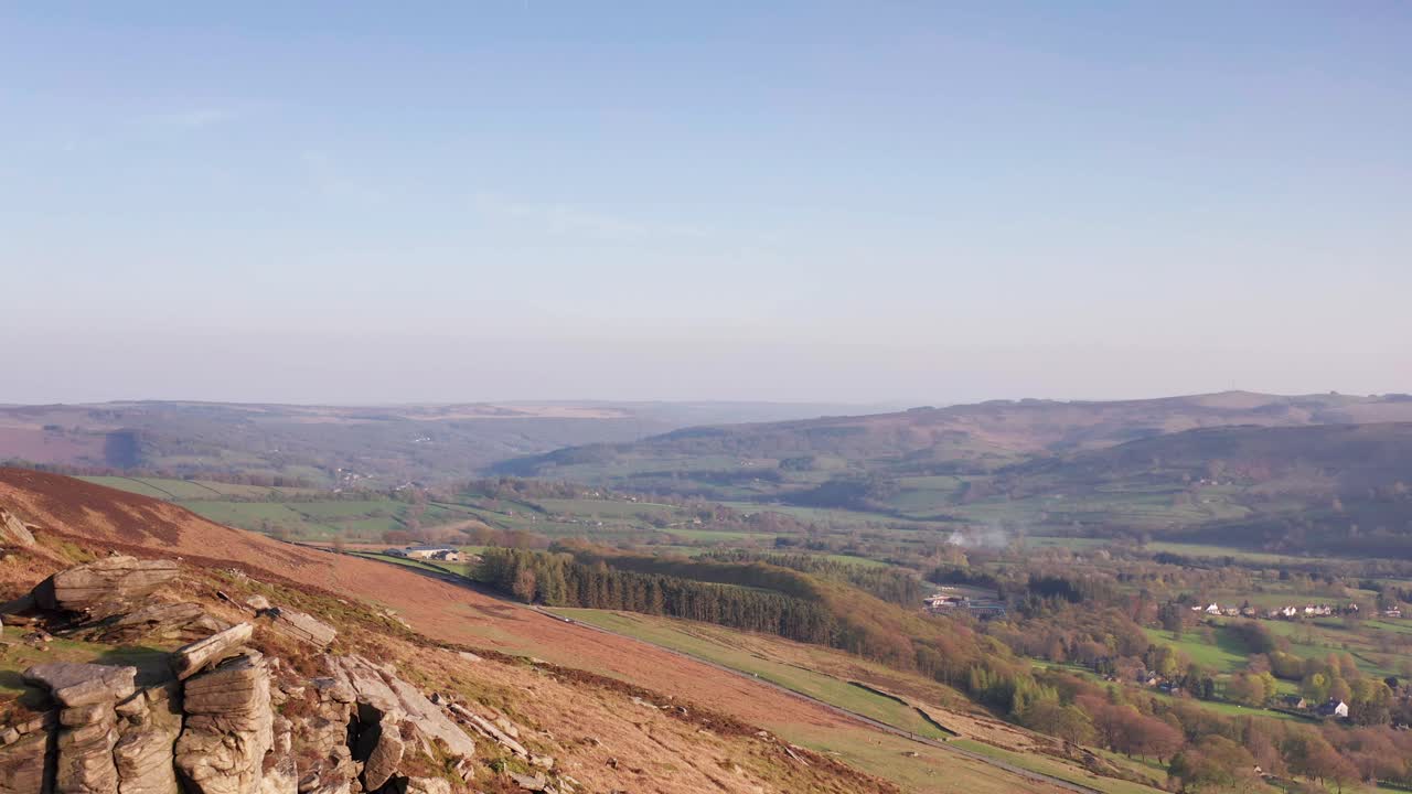 Sorvolo aereo con drone di scogliere nel Peak District, Regno Unito