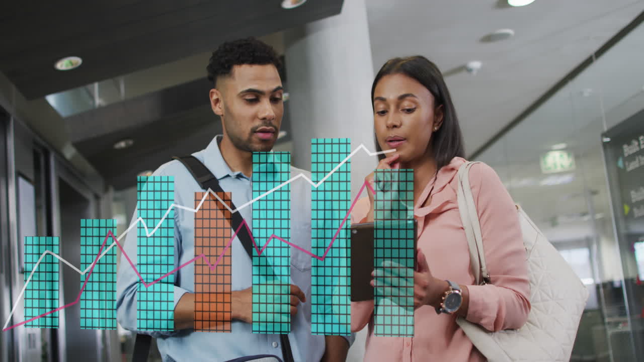 animación del procesamiento de datos financieros sobre diversas personas de negocios en la oficina