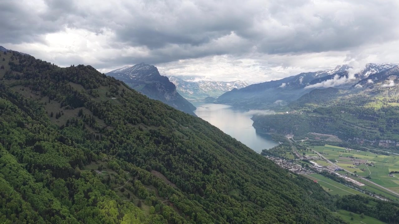 Kukkulat Walenjärven (Walensee) laakson yläpuolella Sveitsin alppiluonnossa, ilmakuva dronella.