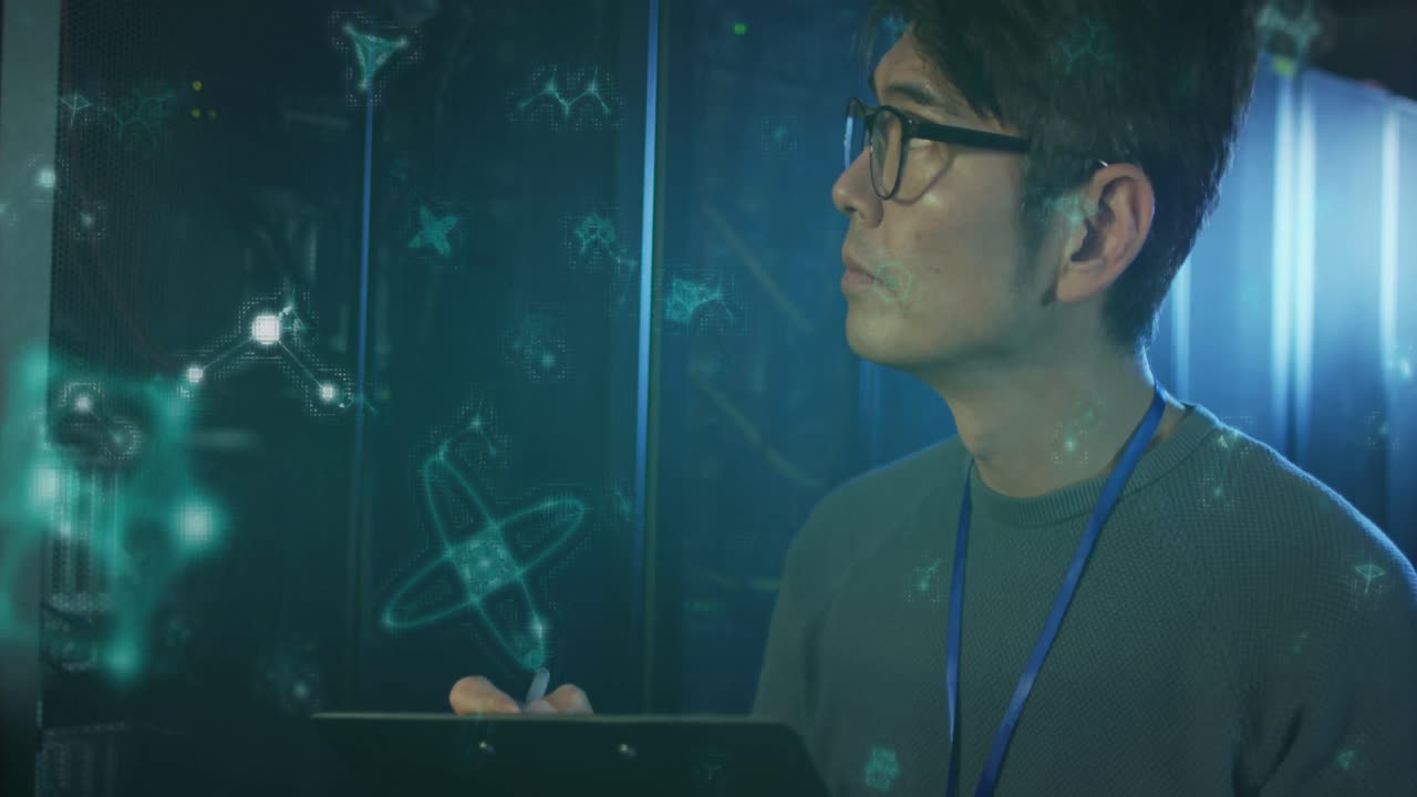 분자 구조의 애니메이션, 아시아 남자가 서버 에서 디지털 태블릿을 사용하여 데이터 서버를 확인합니다.
