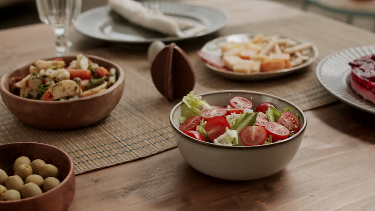 deliciosos platos en la mesa de la cena de pascua