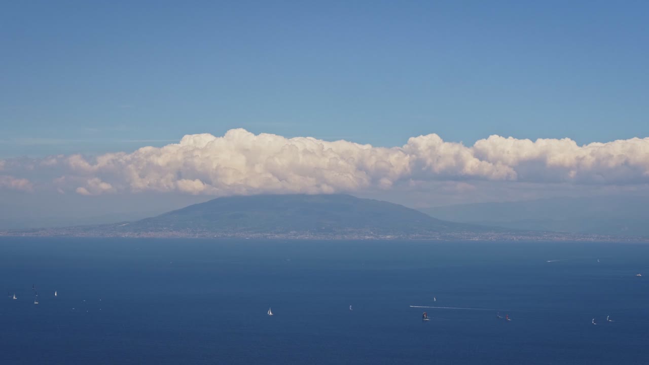 바다와 구름이 있는 베수비오의 시간 경과