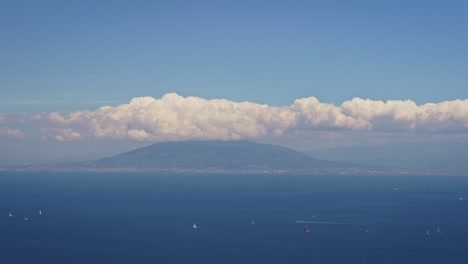 timelapse del vesubio con mar y nubes