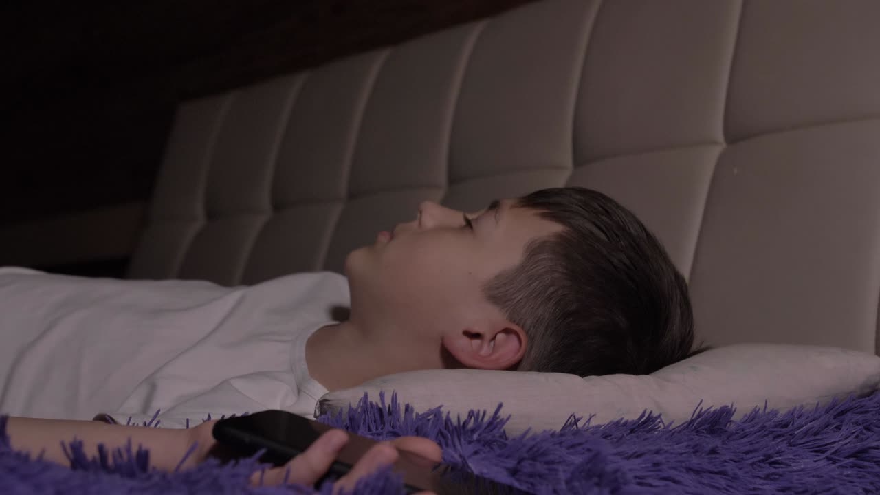 게이머 소년은 저녁에 전화로 깨어납니다.