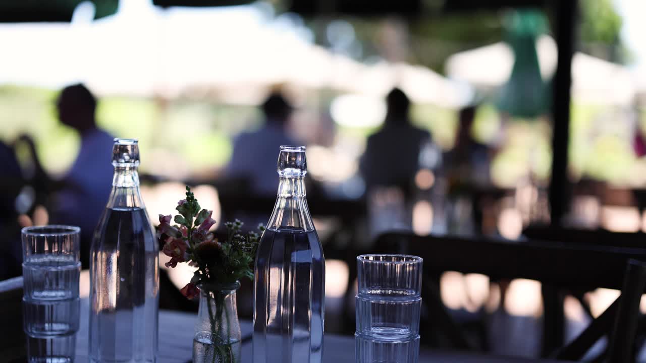 식당 테이블 에 있는 유리 병 과 꽃