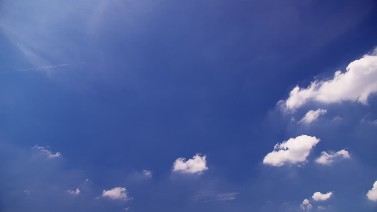 구름이 있는 아름다운 파란 하늘, 구름과 태양이 있는 파란 하늘