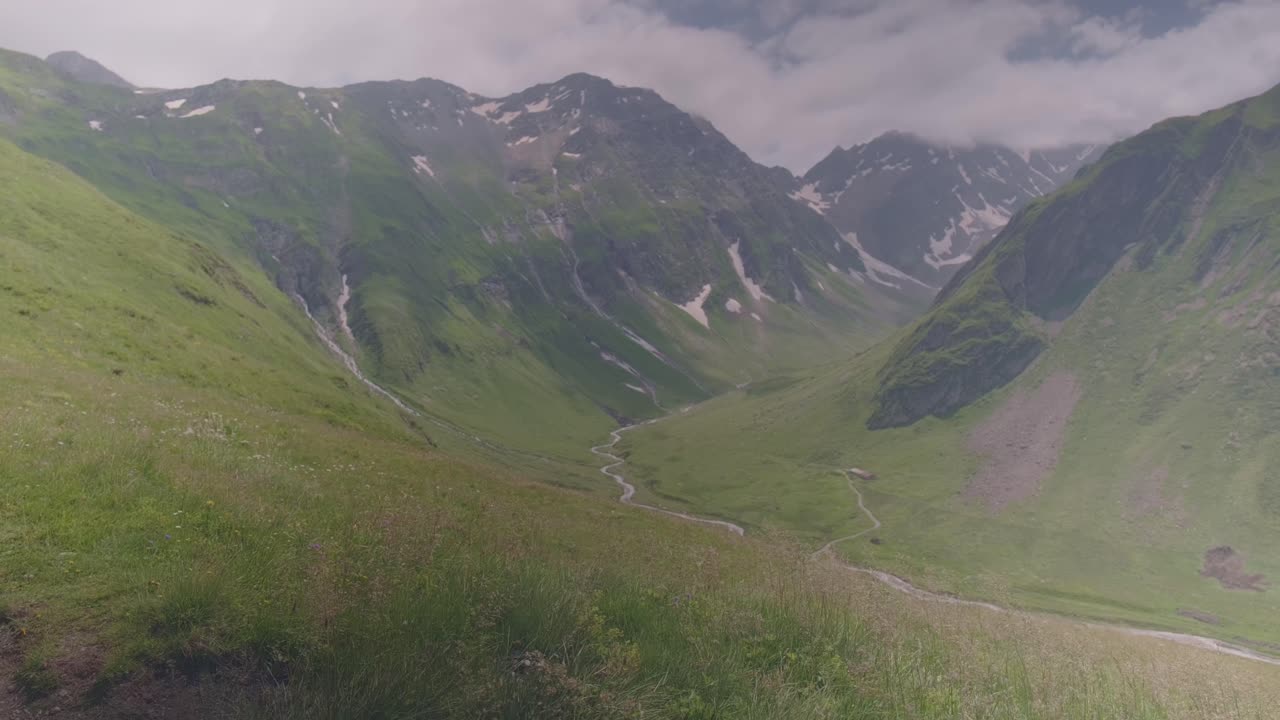 vista de cima de um rio em um vale em valais, suíça